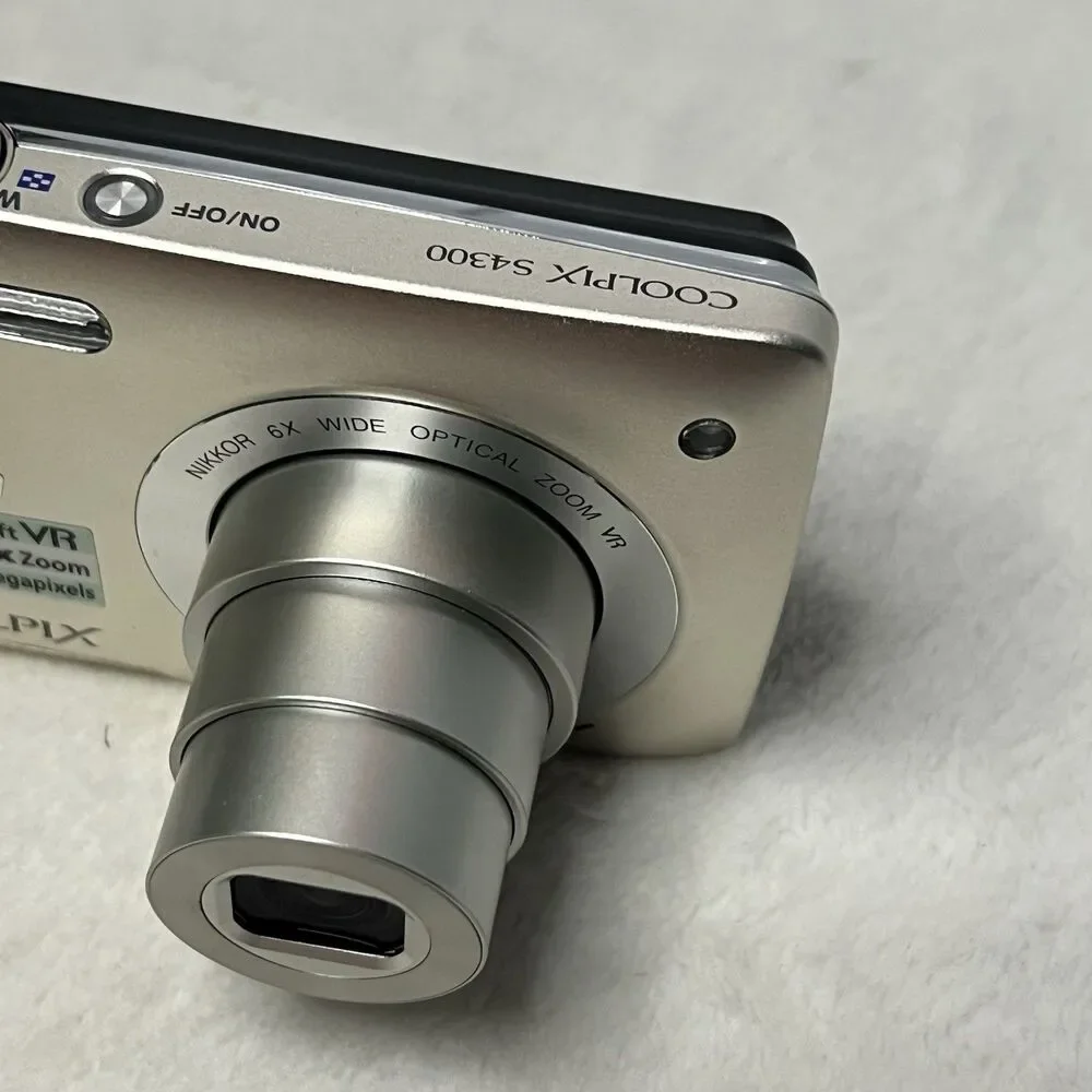 Nikon Coolpix S4300 16.0MP Compact Digital Camera Silver w/6x Zoom Case With Box